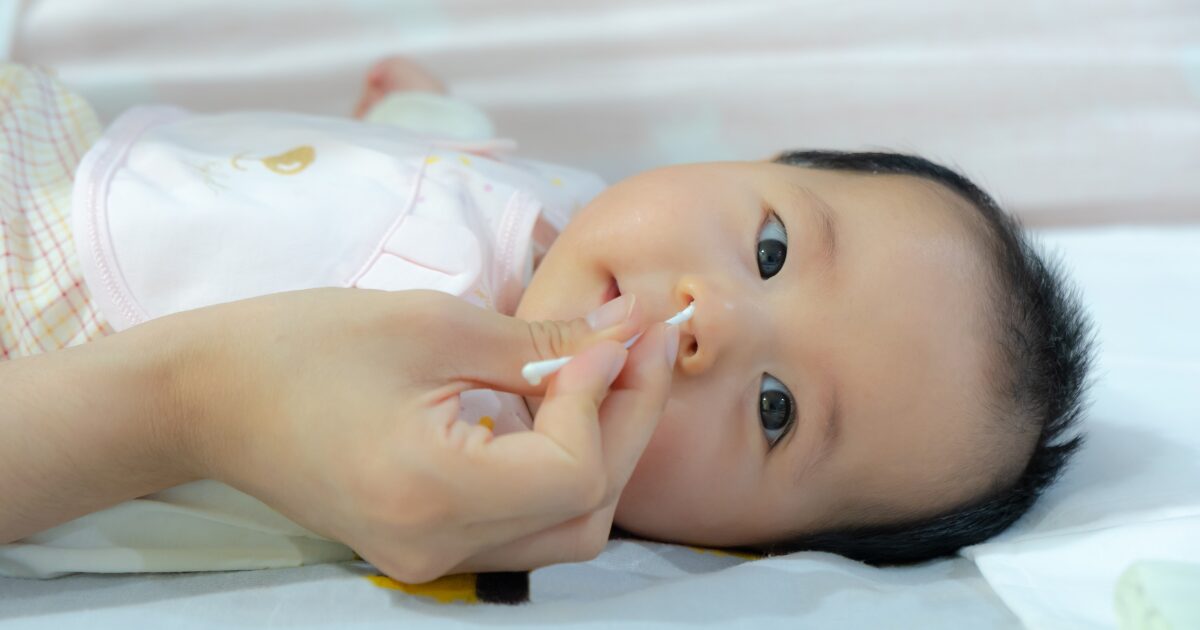 Comment nettoyer le nez de bébé